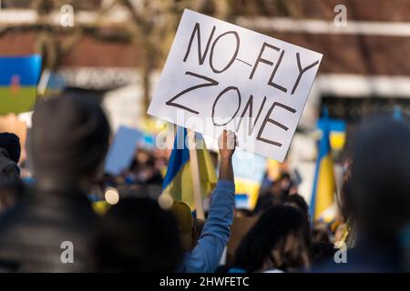 Seattle, USA. 5. März 2022. Demonstranten auf der Space Needle während des Standes bei der Ukraine-Rallye. Der ukrainische Marsch und die Kundgebung in Seattle gegen den russischen Krieg wurden von der Ukrainischen Vereinigung des Staates Washington organisiert. Die Menschen haben sich versammelt, um sich zu versammeln und um Unterstützung für den Kampf der Ukraine um ihre Heimat zu marschieren, während Russland das Land weiterhin mit Munitionsbombardierungen bombardiert. James Anderson/Alamy Live News Stockfoto