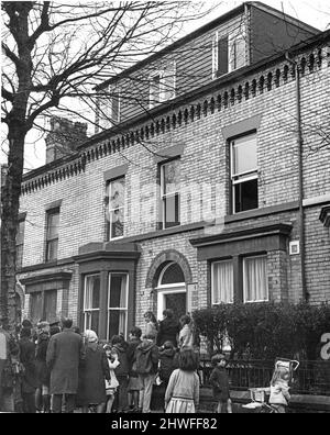 Ducie Street, Liverpool. England, 1969. April, Einheimische versammeln sich, um 4 neue Show-Wohnungen zu sehen, die am 8. in dieser Residenz eröffnet werden. Stockfoto