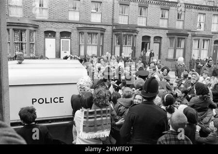 Der Komiker Ken Dodd eröffnet Wohnungen in der Ducie Street und der Beaconsfield Street, Toxteth, Liverpool. Zwei Häuser, eines in jeder Straße, wurden unter einem Team von Schutzhütten- und Planungsexperten zu Wohnungen umgebaut. Die Polizei bündelt Ken zu einem Jeep, nachdem sie ihn vor dem umgebauten Haus in der Beaconsfield Road aus der Menge gerettet hat. 7.. April 1970. Stockfoto