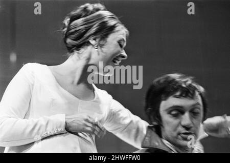 Judi Dench (der Hermine spielt) mit Barrie Ingham (der Leontes spielt) in einer Winters Tale von William Shakespeare im Royal Shakespeare Theatre, Stratford-upon-Avon, England. A Winters Tale wurde von Trevor Nunn Regie geführt. Eines seiner ersten Stücke für das RSC The Winter's Tale ist ein Theaterstück von William Shakespeare, das ursprünglich im ersten Folio von 1623 veröffentlicht wurde. Obwohl es unter den Komödien gruppiert wurde, haben einige moderne Herausgeber das Stück als eine von Shakespeares späten Romanzen neu etiketiert. Einige Kritiker betrachten es als eines von Shakespeares „Problemspielen“, weil die ersten drei Akten voll sind Stockfoto