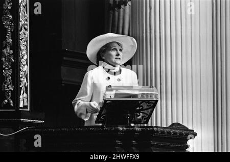 Fernsehkoch Fanny Cradock spricht von der Kanzel, St. Mary Woolnoth Church. 7.. August 1969. Stockfoto