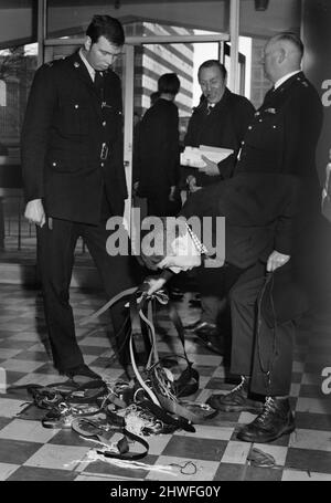 Die Polizei in Southend stoppte alle möglichen Unruhestifter und machte sie dazu, die Riemen, Zahnspangen und Gürtel zu entfernen, die später am Abend auf der örtlichen Place-Station abgeholt werden sollten. Das Bild zeigt: Einige der Skinheads, die ihre Zahnspangen und Schnürsenkel hatten, holen ihre Habseligkeiten aus dem Polizeihauptquartier zurück. 30.. März 1970. Stockfoto