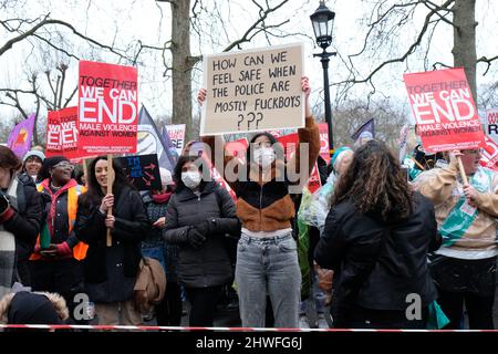 London, Großbritannien, 5.. März 2022. Der jährliche „Million Women Rise“-marsch in Central London fand vor dem Internationalen Frauentag, der auf den 8.. März fällt, statt. Gruppen verschiedener Organisationen und auch Einzelpersonen versammelten sich, um gegen männliche Gewalt gegen Frauen in ihren verschiedenen Formen zu protestieren. Kredit: Elfte Stunde Fotografie/Alamy Live Nachrichten Stockfoto