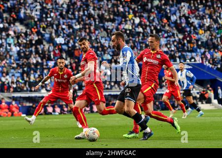 Barcelona, Spanien. 5. März 2022. Sergi Darder (C) von RCD Espanyol tritt am 5. März 2022 im RCDE Stadium, Cornella, Spanien, beim Spiel der Liga Santander zwischen RCD Espanyol und Getafe CF an. Quelle: Joan Gosa/Xinhua/Alamy Live News Stockfoto