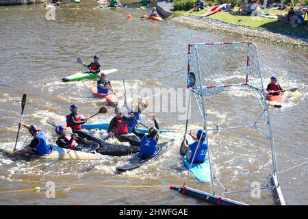 (220306) -- KAPSTADT, 6. März (Xinhua) -- Paddler treten beim Century City Sports Festival in Kapstadt, der Hauptstadt Südafrikas, am 5. März 2022 in einem Kanu-Polo-Spiel an. Century City, ein gemischter Stadtteil in Kapstadt, war von Freitag bis Sonntag Gastgeber des jährlichen Sportfestivals. (Xinhua/Lyu Tianran) Quelle: Lyu Tianran/Xinhua/Alamy Live News Stockfoto