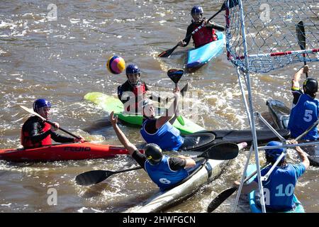 (220306) -- KAPSTADT, 6. März (Xinhua) -- Paddler treten beim Century City Sports Festival in Kapstadt, der Hauptstadt Südafrikas, am 5. März 2022 in einem Kanu-Polo-Spiel an. Century City, ein gemischter Stadtteil in Kapstadt, war von Freitag bis Sonntag Gastgeber des jährlichen Sportfestivals. (Xinhua/Lyu Tianran) Quelle: Lyu Tianran/Xinhua/Alamy Live News Stockfoto