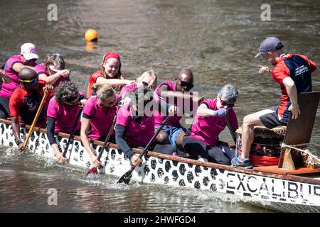 (220306) -- KAPSTADT, 6. März (Xinhua) -- Paddler treten beim Century City Sports Festival in Kapstadt, der Hauptstadt Südafrikas, am 5. März 2022 bei einem Drachenbootrennen an. Century City, ein gemischter Stadtteil in Kapstadt, war von Freitag bis Sonntag Gastgeber des jährlichen Sportfestivals. (Xinhua/Lyu Tianran) Quelle: Lyu Tianran/Xinhua/Alamy Live News Stockfoto