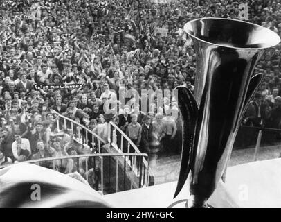 Newcastle United Homecoming nach dem Gewinn des 1969 Inter-Cities Fairs Cup mit einem Gesamtgewinn von 6-2 gegen den ungarischen Ujpest FC, Donnerstag, den 12.. Juni 1969. Unser Bild zeigt ... Trophäe für Fans im St James Park. Stockfoto