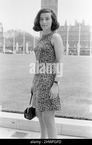 Sara Keays, 23 Jahre alt, ist Sekretärin des konservativen Abgeordneten Bernard Braine und arbeitet in Westminster, abgebildet am Parliament Square, London, Donnerstag, 28.. Mai 1970. Sara Keays wurde als Teil des Daily Mirror-Feature „Election Girl“ im Juni 1970 bei den allgemeinen Wahlen abgebildet. Stockfoto