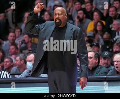 West Lafayette, Indiana, USA. 5. März 2022. Indiana Hoosiers Cheftrainer Mike Woodson in der 1. Hälfte des Spiels zwischen den Indiana Hoosiers und den Purdue Boilermakers in der Mackey Arena in West Lafayette, Indiana. Obligatorische Gutschrift: Sandra Dukes/CSM/Alamy Live News Stockfoto