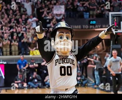 West Lafayette, Indiana, USA. 5. März 2022. Purdue Maskottchen Boilermaker Pete in der 1. Hälfte des Spiels zwischen den Indiana Hoosiers und den Purdue Boilermaker in der Mackey Arena in West Lafayette, Indiana. Obligatorische Gutschrift: Sandra Dukes/CSM/Alamy Live News Stockfoto