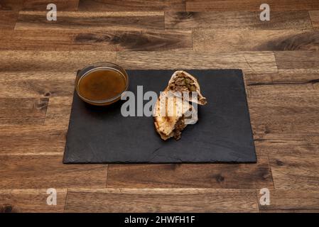 Der Oberbegriff für den beliebtesten chinesischen Knödel ist Jiaozi. Gyozas sind eine japanische Spezialität, die aus einer Art Jiaozi, gedünstet und dann gri entsteht Stockfoto