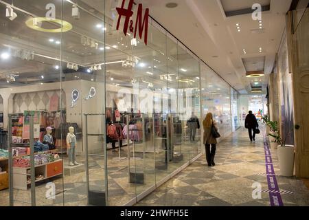 Moskau, Russland. 05. März 2022. Die Käufer kommen an geschlossenen Türen des H&M Fashion Outlet in Moskau vorbei. H&M schloss seine Boutiquen in Russland angesichts des militärischen Konflikts in countryís mit der benachbarten Ukraine. Kredit: SOPA Images Limited/Alamy Live Nachrichten Stockfoto