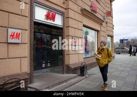 Moskau, Russland. 05. März 2022. Ein Mann kommt an verschlossenen Türen des H&M Fashion Outlet in Moskau vorbei. H&M schloss seine Boutiquen in Russland angesichts des militärischen Konflikts in countryís mit der benachbarten Ukraine. Kredit: SOPA Images Limited/Alamy Live Nachrichten Stockfoto