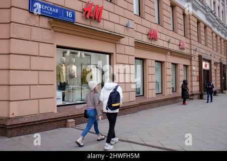 Moskau, Russland. 05. März 2022. Die Menschen kommen an verschlossenen Türen des H&M Fashion Outlet in Moskau vorbei. H&M schloss seine Boutiquen in Russland angesichts des militärischen Konflikts in countryís mit der benachbarten Ukraine. Kredit: SOPA Images Limited/Alamy Live Nachrichten Stockfoto