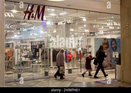 Moskau, Russland. 05. März 2022. Die Käufer kommen an geschlossenen Türen des H&M Fashion Outlet in Moskau vorbei. H&M schloss seine Boutiquen in Russland angesichts des militärischen Konflikts in countryís mit der benachbarten Ukraine. Kredit: SOPA Images Limited/Alamy Live Nachrichten Stockfoto