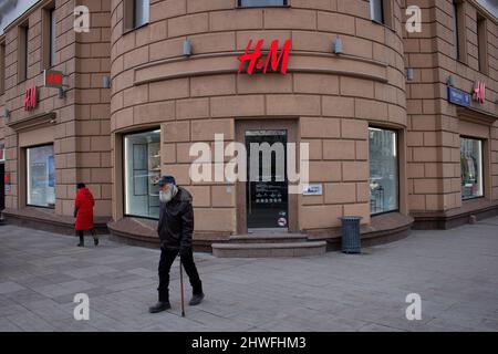 Moskau, Russland. 05. März 2022. Die Menschen kommen an verschlossenen Türen des H&M Fashion Outlet in Moskau vorbei. H&M schloss seine Boutiquen in Russland angesichts des militärischen Konflikts in countryís mit der benachbarten Ukraine. (Foto von Vlad Karkov/SOPA Images/Sipa USA) Quelle: SIPA USA/Alamy Live News Stockfoto