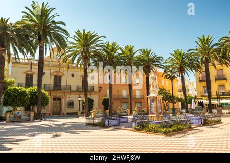 Ayamonte, Spanien - 29. Juli 2021: Plaza de la Laguna in Ayamonte, Spanien, mit dem Inmaculada Concepcion Denkmal in der Mitte des Platzes. Stockfoto