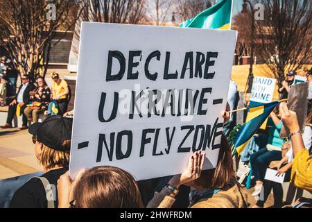 2022 03 05 Tulsa OK USA - Kundgebung für die Ukraine mit Menschenmassen und Schild mit der Aufschrift „Ukraine No Fly Zone“ erklären Stockfoto