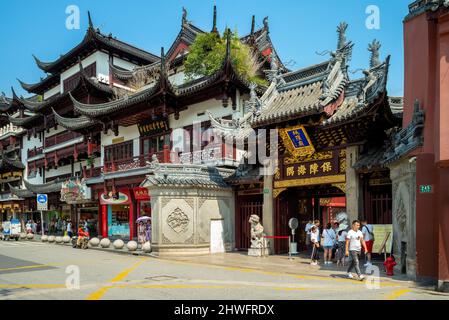 27. Juli 2018: New City God Temple of Shanghai, der bedeutendste Volkstempel in der Nähe des Yu-Gartens in der Altstadt von Shanghai, China. Es ha Stockfoto