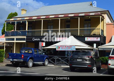 Historische Gebäude, die als Geschäfte und Restaurants in Windsor im Westen von Sydney, Australien, dienen Stockfoto