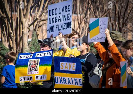 2022 03 05 Tulsa OK USA unterstützt Ukraine-Rallye mit vielen Schildern in blau und gelb - Putins Gesicht mit Killer - Save Ukraine - Flugverbotszone und andere Stockfoto