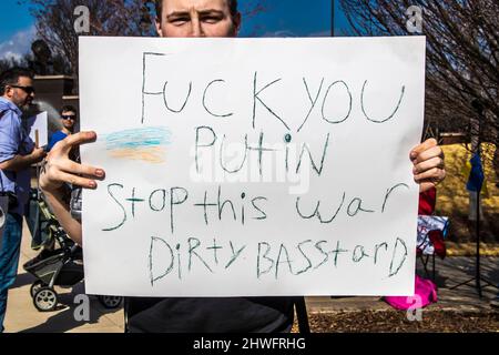 2022-03-05 Tulsa OK USA - Kundgebung für die Ukraine - man Hold-Schild mit der Aufschrift F You Putin stop this war Dirty B Stockfoto