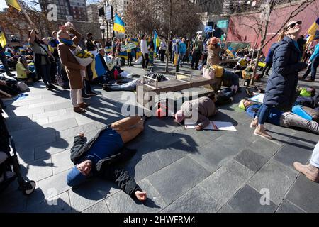 Seattle, Washington, USA. 5.. März 2022. Anhänger inszenieren eine düsteren, als während einer Kundgebung und eines marsches gegen die russische Invasion in der Ukraine eine Sirene eines Luftangriffs im Rathaus von Seattle ertönen wird. Hunderte nahmen an der Veranstaltung „Ukrainischer Marsch und Kundgebung in Seattle gegen den russischen Krieg“ Teil, die von der Ukrainischen Vereinigung des Staates Washington organisiert wurde. Quelle: Paul Christian Gordon/Alamy Live News Stockfoto