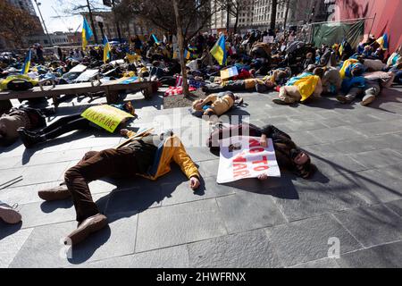 Seattle, Washington, USA. 5.. März 2022. Anhänger inszenieren eine düsteren, als während einer Kundgebung und eines marsches gegen die russische Invasion in der Ukraine eine Sirene eines Luftangriffs im Rathaus von Seattle ertönen wird. Hunderte nahmen an der Veranstaltung „Ukrainischer Marsch und Kundgebung in Seattle gegen den russischen Krieg“ Teil, die von der Ukrainischen Vereinigung des Staates Washington organisiert wurde. Quelle: Paul Christian Gordon/Alamy Live News Stockfoto