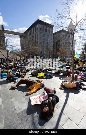 Seattle, Washington, USA. 5.. März 2022. Anhänger inszenieren eine düsteren, als während einer Kundgebung und eines marsches gegen die russische Invasion in der Ukraine eine Sirene eines Luftangriffs im Rathaus von Seattle ertönen wird. Hunderte nahmen an der Veranstaltung „Ukrainischer Marsch und Kundgebung in Seattle gegen den russischen Krieg“ Teil, die von der Ukrainischen Vereinigung des Staates Washington organisiert wurde. Quelle: Paul Christian Gordon/Alamy Live News Stockfoto