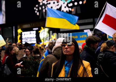 NEW YORK, NY – 5. März 2022: Demonstranten protestieren auf dem Times Square gegen die russische Invasion in der Ukraine. Stockfoto