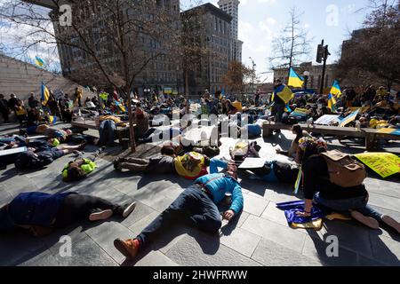 Seattle, Washington, USA. 5.. März 2022. Anhänger inszenieren eine düsteren, als während einer Kundgebung und eines marsches gegen die russische Invasion in der Ukraine eine Sirene eines Luftangriffs im Rathaus von Seattle ertönen wird. Hunderte nahmen an der Veranstaltung „Ukrainischer Marsch und Kundgebung in Seattle gegen den russischen Krieg“ Teil, die von der Ukrainischen Vereinigung des Staates Washington organisiert wurde. Quelle: Paul Christian Gordon/Alamy Live News Stockfoto