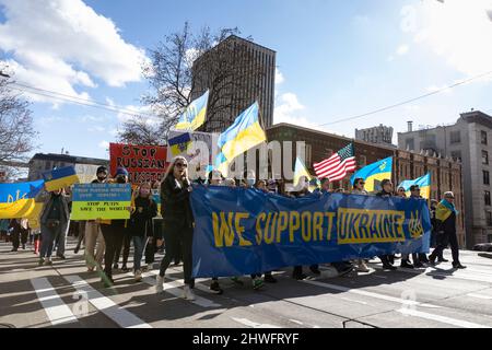 Seattle, Washington, USA. 5.. März 2022. Unterstützer marschieren entlang der 4. Avenue während einer Kundgebung gegen die russische Invasion in der Ukraine. Hunderte nahmen an der Veranstaltung „Ukrainischer Marsch und Kundgebung in Seattle gegen den russischen Krieg“ Teil, die von der Ukrainischen Vereinigung des Staates Washington organisiert wurde. Quelle: Paul Christian Gordon/Alamy Live News Stockfoto