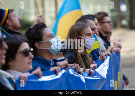 Seattle, Washington, USA. 5.. März 2022. Unterstützer marschieren entlang der 4. Avenue während einer Kundgebung gegen die russische Invasion in der Ukraine. Hunderte nahmen an der Veranstaltung „Ukrainischer Marsch und Kundgebung in Seattle gegen den russischen Krieg“ Teil, die von der Ukrainischen Vereinigung des Staates Washington organisiert wurde. Quelle: Paul Christian Gordon/Alamy Live News Stockfoto