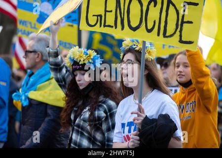 Seattle, Washington, USA. 5.. März 2022. Unterstützer marschieren entlang der 4. Avenue während einer Kundgebung gegen die russische Invasion in der Ukraine. Hunderte nahmen an der Veranstaltung „Ukrainischer Marsch und Kundgebung in Seattle gegen den russischen Krieg“ Teil, die von der Ukrainischen Vereinigung des Staates Washington organisiert wurde. Quelle: Paul Christian Gordon/Alamy Live News Stockfoto