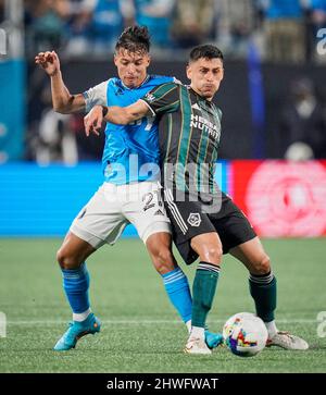 , North Carolina, USA. 5.. März 2022. Charlotte FC Mittelfeldspieler Alan Franco (21) wird von Los Angeles Galaxy Mittelfeldspieler Marco Delgado, rechts, während eines MLS-Fußballmatches zwischen dem Los Angeles Galaxy und dem Charlotte FC am Samstag, 05. März 2022 im Bank of America Stadium in Charlotte, North Carolina, blockiert. Rusty Jones/Cal Sport Media Stockfoto