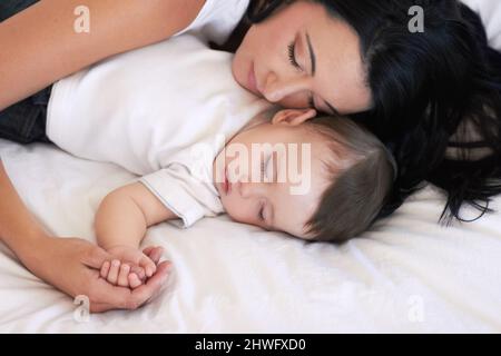 Nichts ist süßer. Aufnahme einer Mutter und ihres kleinen Babys. Stockfoto