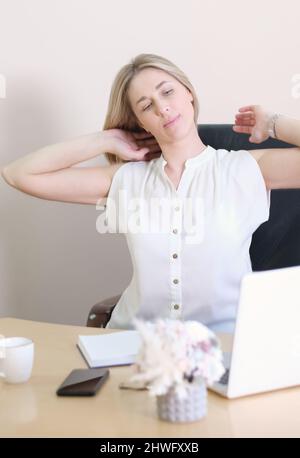 Frau Stretching sitzen im Büro. Arbeiten hart, überarbeiten und müde nach Abschluss schwieriger Aufgabe. Business-Frau Gefühl Schmerzen in einem Rücken Stockfoto