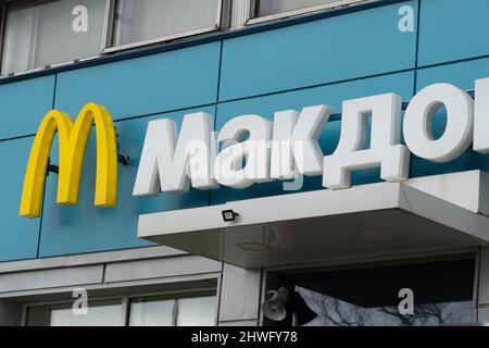 RUSSLAND, MOSKAU - 05. MÄRZ 2022: mcdonalds-Logo Fast-Food-Restaurants, zum Mittagessen Schild für mc und Burger-Menü, traditionelle Ernährung. Fat Service gelb Stockfoto