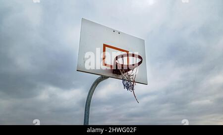 Ein patriotisches Netz auf einem altmodischen Basketballkorb in einem Park. Stockfoto
