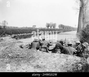 Außenposten, besetzt von Männern des Bataillons von 11., Argyll und Sutherland Highlanders auf einer Straße am Lys-Kanal in der Nähe von Saint-Floris, 9. Mai 1918, während der Schlacht um Lys (Operation Georgette) Stockfoto