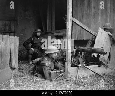 Ein Maschinengewehrkorps-Posten in einer Scheune bei Haverskerque, 1. Mai 1918 während der Schlacht um Lys (Operation Georgette) Stockfoto
