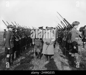 Marschall Ferdinand Foch, der Oberbefehlshaber der alliierten Streitkräfte, und Feldmarschall Douglas Haig, der C-in-C der britischen Armee, inspizieren die Ehrenwache der C-Kompanie, 6. Bataillon, Gordon Highlanders in Iwuy, 15. November 1918. Stockfoto