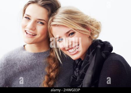 Freunde für immer. Porträt von zwei jungen Freunden, die lächeln an der Kamera. Stockfoto