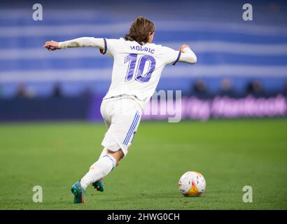 Santiago Bernabeu, Madrid, Spanien. 5. März 2022. La Liga Football, Real Madrid versus Real Sociedad: Luka Modric treibt voran Credit: Action Plus Sports/Alamy Live News Stockfoto