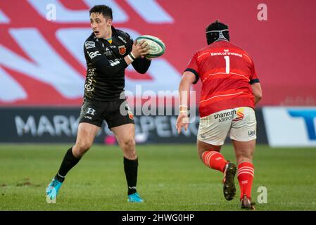 Limerick, Irland. 05. März 2022. Sam Davies von Dragons mit dem Ball während des Spiels der United Rugby Championship Round 13 zwischen Munster Rugby und Dragons im Thomond Park in Limerick, Irland am 5. März 2022 (Foto von Andrew Surma/ Credit: SIPA USA/Alamy Live News Stockfoto