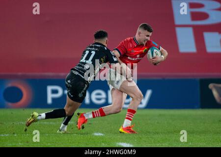 Limerick, Irland. 05. März 2022. Shane Daly aus Münster wurde von Rio Dyer of Dragons während des United Rugby Championship Round 13-Spiels zwischen Munster Rugby und Dragons am 5. März 2022 im Thomond Park in Limerick, Irland, angegangen (Foto von Andrew Surma/ Quelle: SIPA USA/Alamy Live News Stockfoto