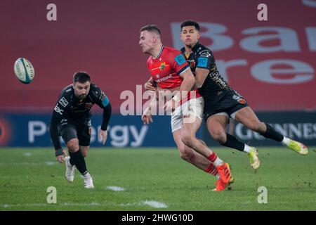 Limerick, Irland. 05. März 2022. Shane Daly aus Münster wurde von Rio Dyer of Dragons während des United Rugby Championship Round 13-Spiels zwischen Munster Rugby und Dragons am 5. März 2022 im Thomond Park in Limerick, Irland, angegangen (Foto von Andrew Surma/ Quelle: SIPA USA/Alamy Live News Stockfoto