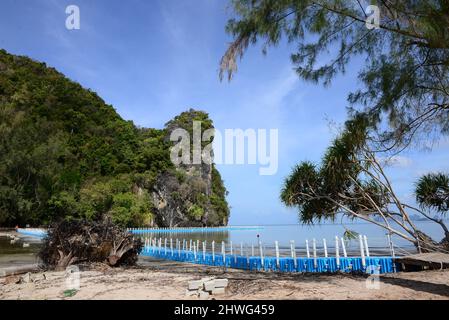 Schwimmende Plastikbrücke bei Khao BAE Na im hat Chao Mai Nationalpark, Provinz Trang, Thailand Stockfoto