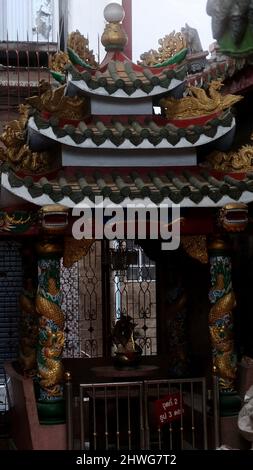 Schrein in Bangkoks Chinatown Low Budget Cash Only Sampheng Alley Thailands wichtigste Touristenattraktion Stockfoto